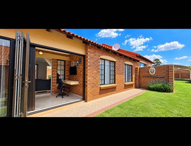 2 BEDROOM TOWNHOUSE FOR SALE IN MONAVONI